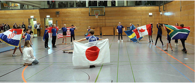 Einzug mit internationalen Fahnen