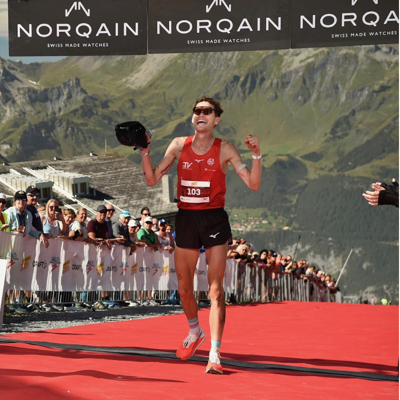 Erik Hille beim Zieleinlauf, im Hintergrund die Berge
