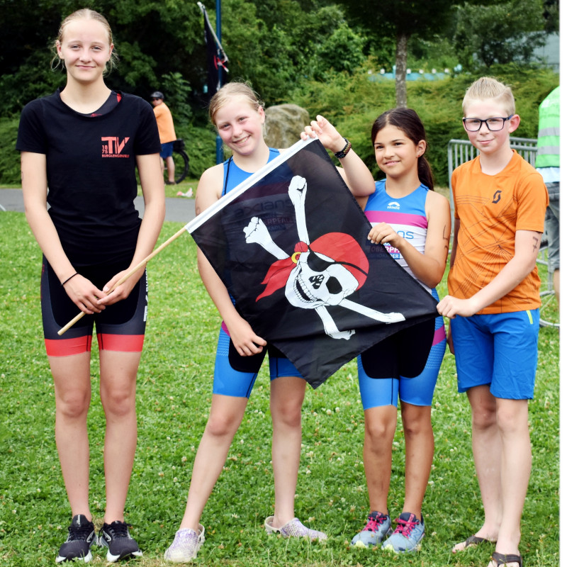 Teilnehmer:innen mit Piratenfahne