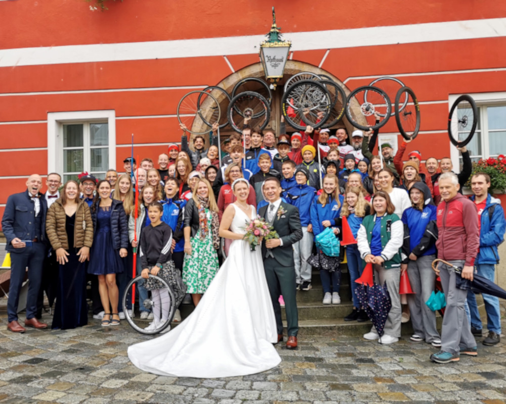 Gruppenbild vor dem Rathaus von Burglengenfeld