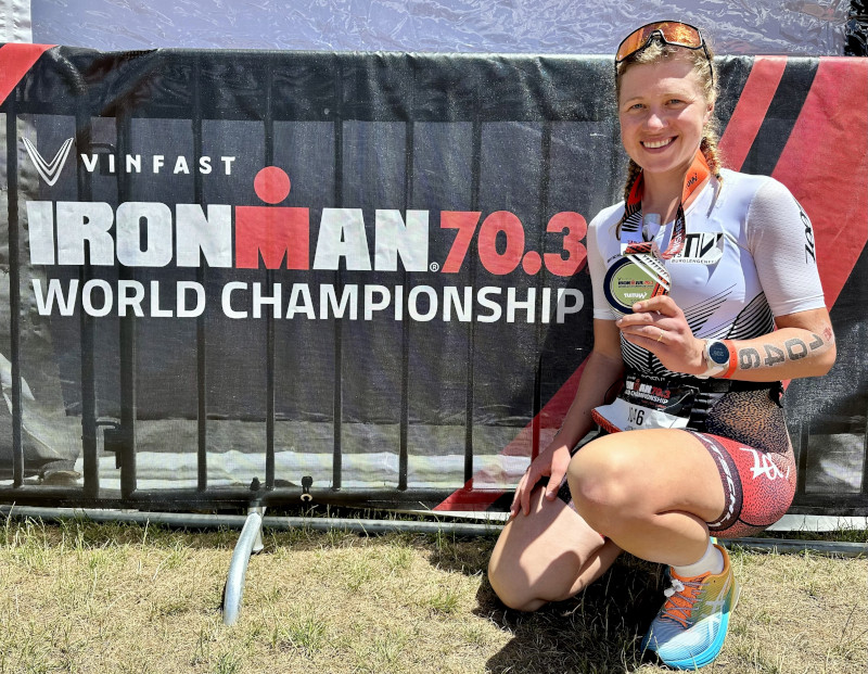 Justin Jendro vor Banner des Ironman 70.3