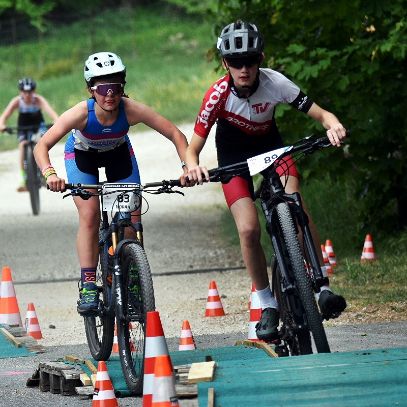 Norah Adler und Hannes Schmausser auf dem Bike