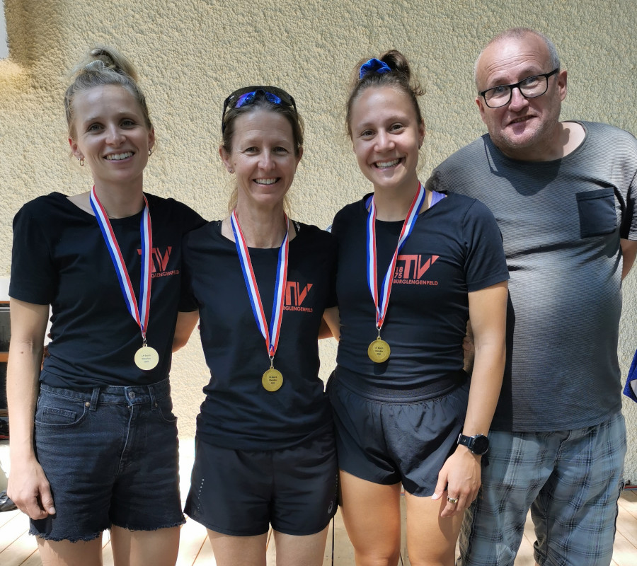 Das erfolgreiche Damenteam des TV Burglengenfeld mit Laufwart Mario Forster.v.l. Amelie Hagedorn (Gesamtzweite), Melissa Ostheimer (Gesamtsiegerin) und Heidi Leupold