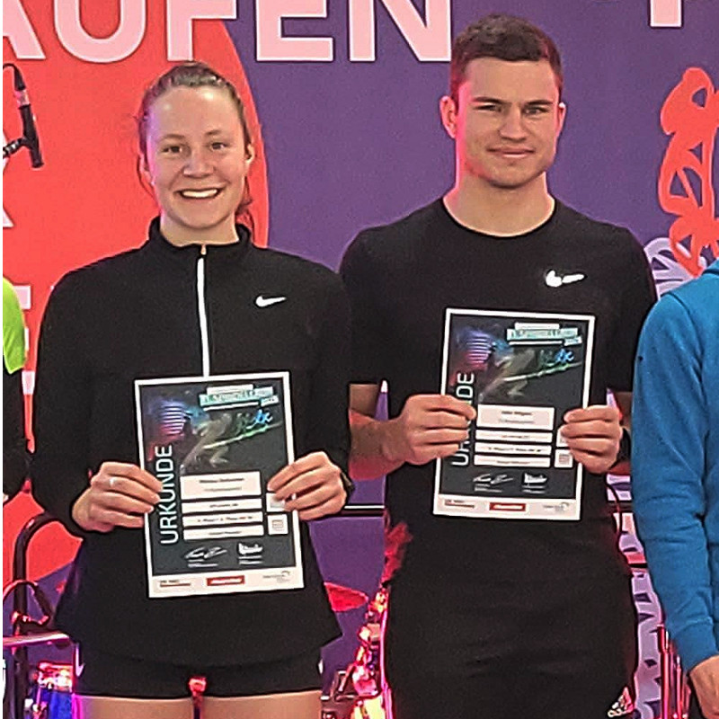 Melissa Ostheimer und Felix Wagner mit Urkunden