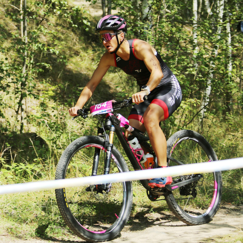 Pam Mittermeier am Bike