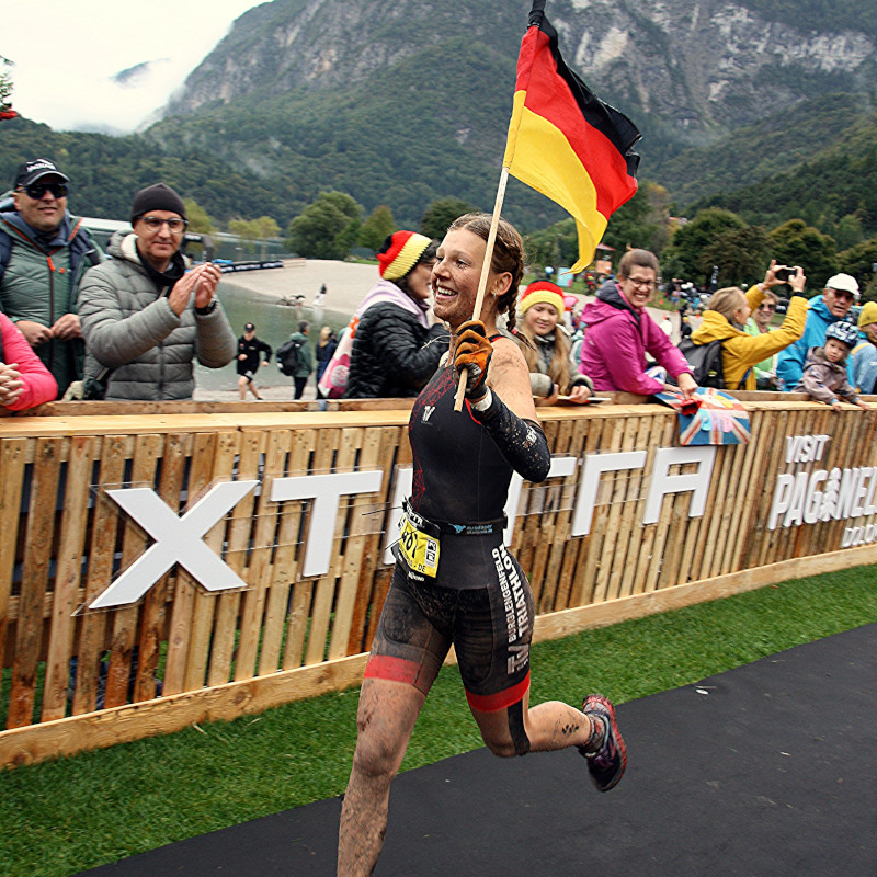 Paula im Zieleinlauf mit Fahne