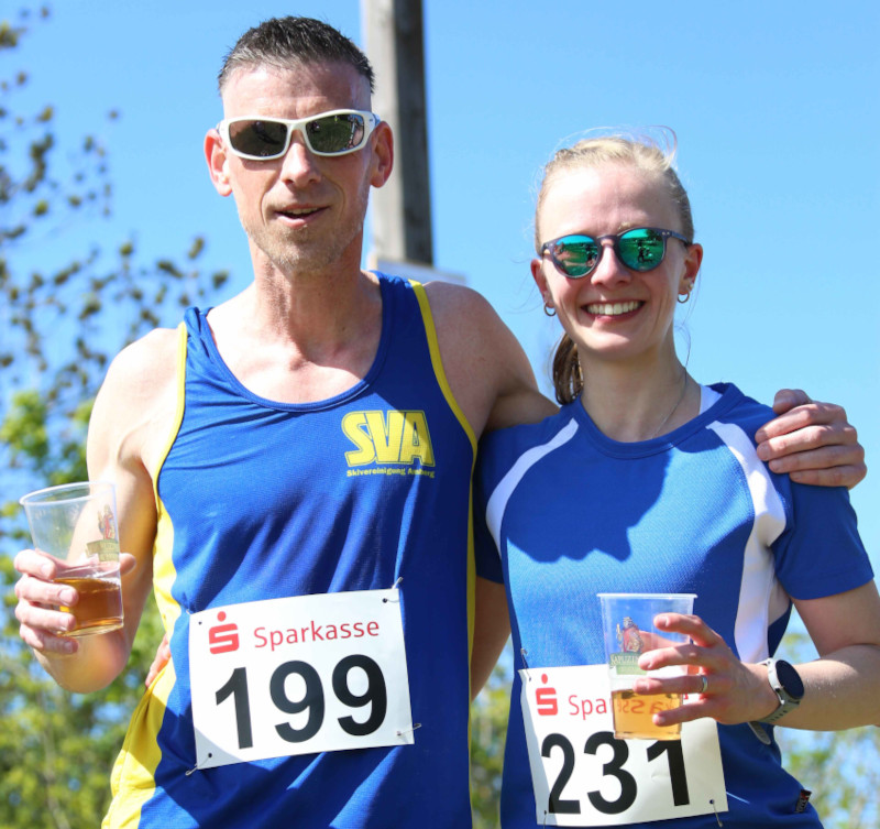 Marco Benz und Julia Hantsch vor dem Gipfelkreuz