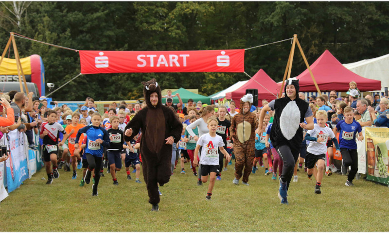 Start der Jüngsten mit den Maskottchen