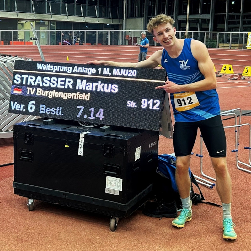 Markus Strasser neben der Anzeigetafel