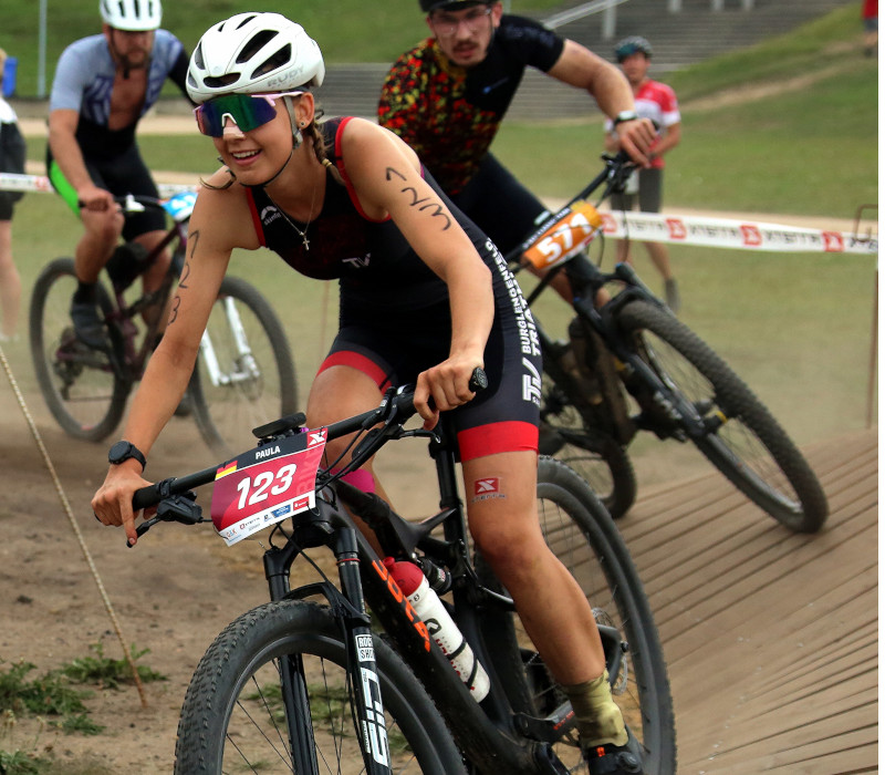 Paula Leupold mit Bike